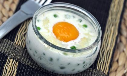 Oeuf cocotte aux petits pois à la crème